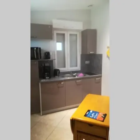 Petit Studio Avec Piscine Pour 2 Alignan-du-Vent